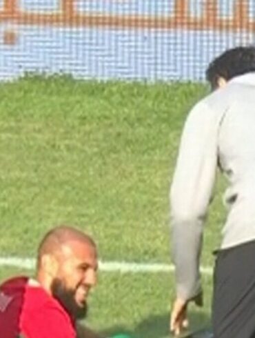 Noussair Mazraoui au sol après s’être blessé contre le Lesotho
