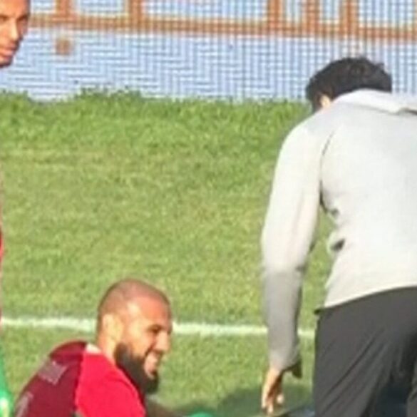 Noussair Mazraoui au sol après s’être blessé contre le Lesotho