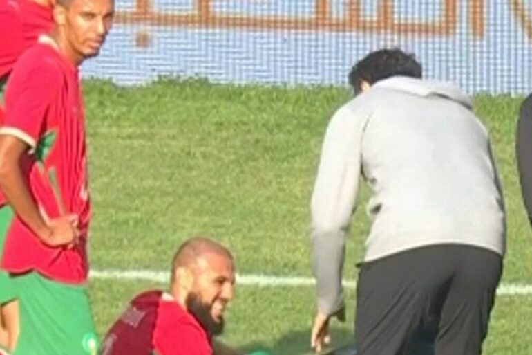 Noussair Mazraoui au sol après s’être blessé contre le Lesotho