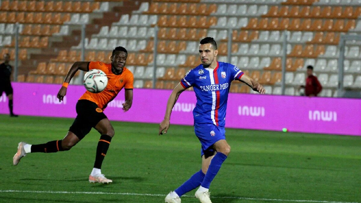 Un joueur de RS Berkane face à Moghreb Tétouan