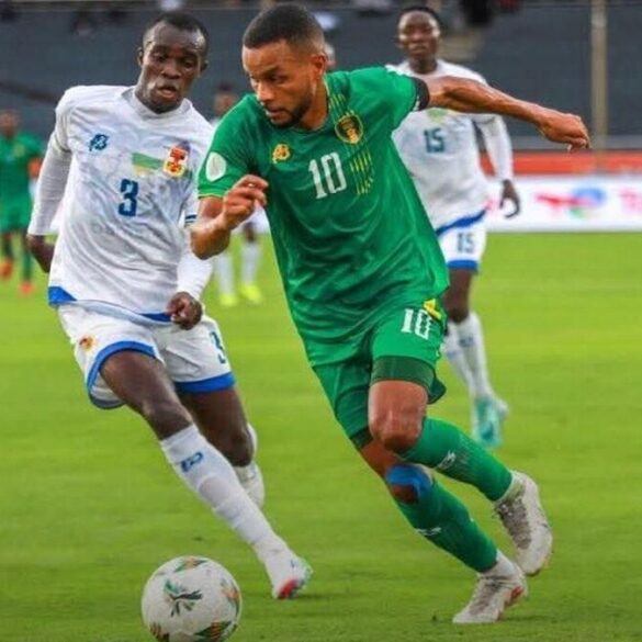 Un joueur mauritanien au duel avec un joueur centrafricain lors d’un match international