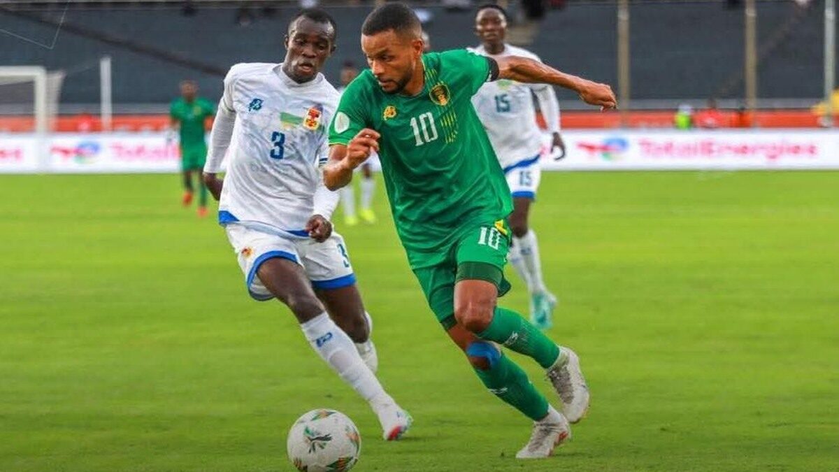 Un joueur mauritanien au duel avec un joueur centrafricain lors d’un match international