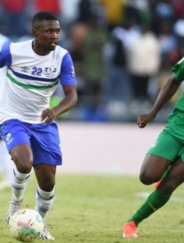 Joueurs du Zimbabwe et de la Sierra Leone en action.