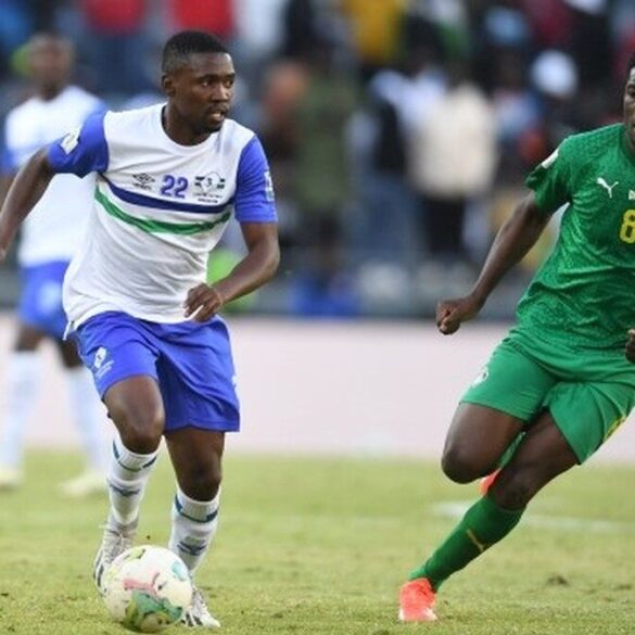 Joueurs du Zimbabwe et de la Sierra Leone en action.