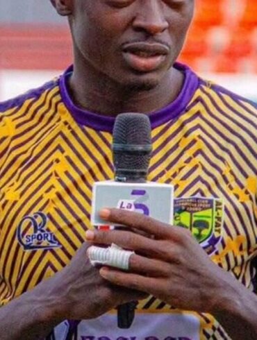 Zouhoulé Elvis avec un micro après un match avant son transfert à l’US Tchologo