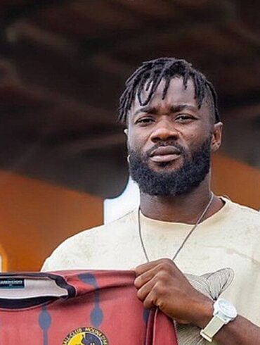 Olivares Tra Bi avec le maillot du FC Mouna