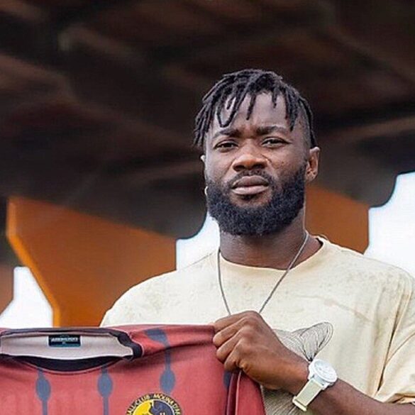 Olivares Tra Bi avec le maillot du FC Mouna