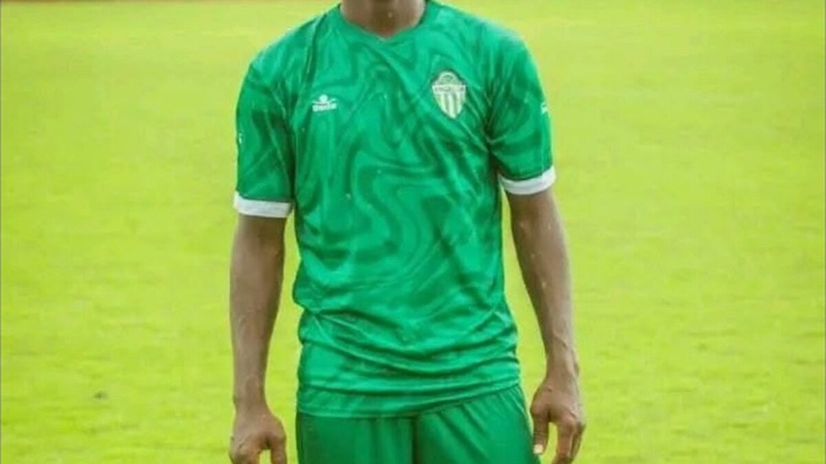 Simporé Salimata portant un maillot vert sur une pelouse