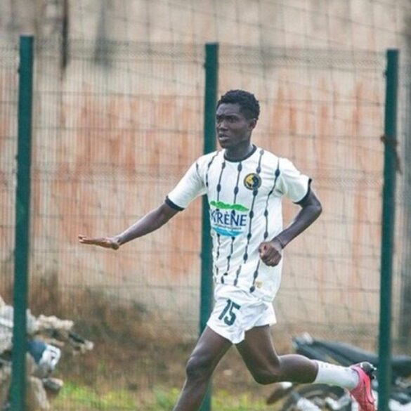 Konaté Ben en action sous le maillot du FC Mouna sur une pelouse en Côte d’Ivoire