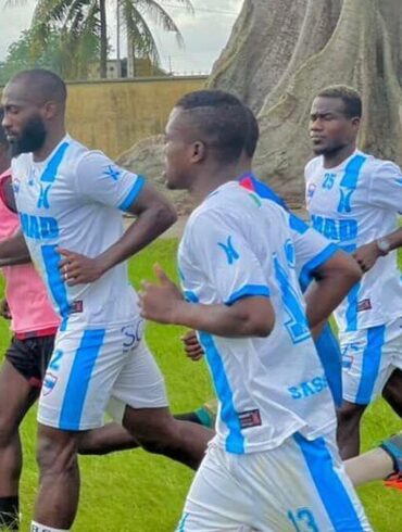 Des joueurs de LYS Sassandra courant à l’entraînement
