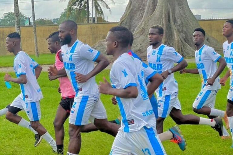 Des joueurs de LYS Sassandra courant à l’entraînement