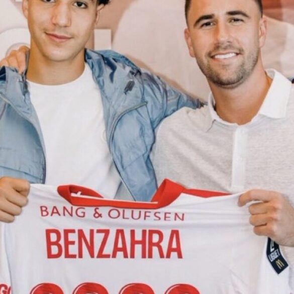 Safouane Benzahra tenant un maillot de l’AS Monaco marqué 2029 aux côtés de son agent