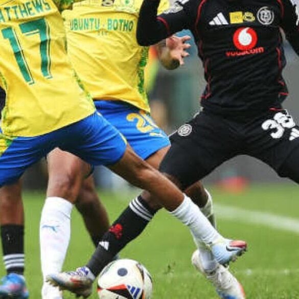 Des joueurs d’Orlando Pirates et Mamelodi Sundowns en duel.