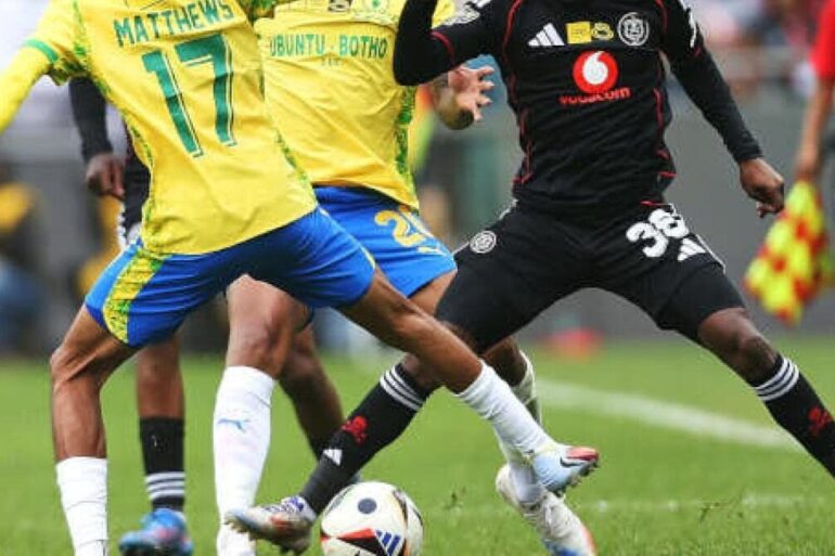Des joueurs d’Orlando Pirates et Mamelodi Sundowns en duel.