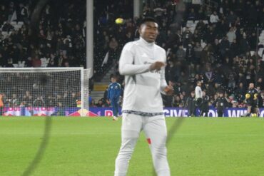 Taiwo Awoniyi pendant un match de football