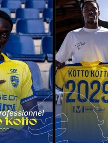 Noa Kotto Kotto avec le maillot jaune du FC Sochaux et un maillot floqué 2029