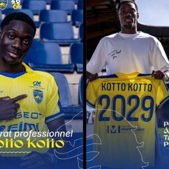 Noa Kotto Kotto avec le maillot jaune du FC Sochaux et un maillot floqué 2029