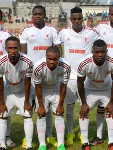 Les joueurs d’Abia Warriors alignés sur la pelouse