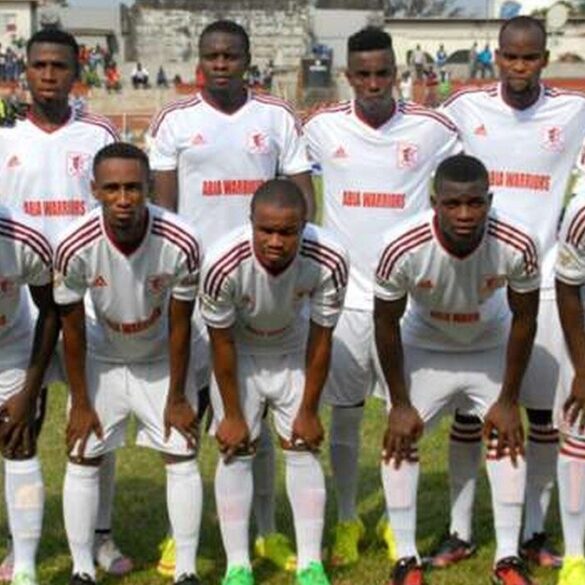 Les joueurs d’Abia Warriors alignés sur la pelouse
