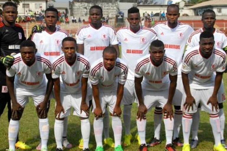 Les joueurs d’Abia Warriors alignés sur la pelouse