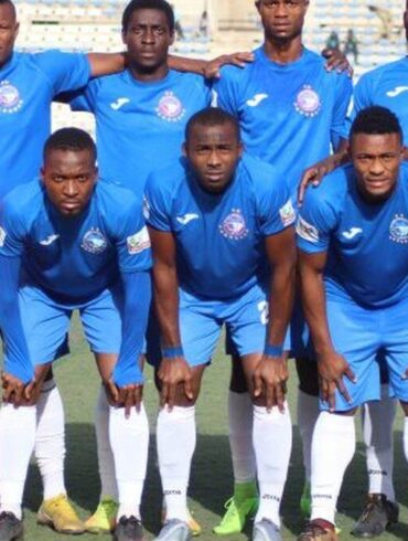 Les joueurs d’Enyimba alignés avant un match de championnat