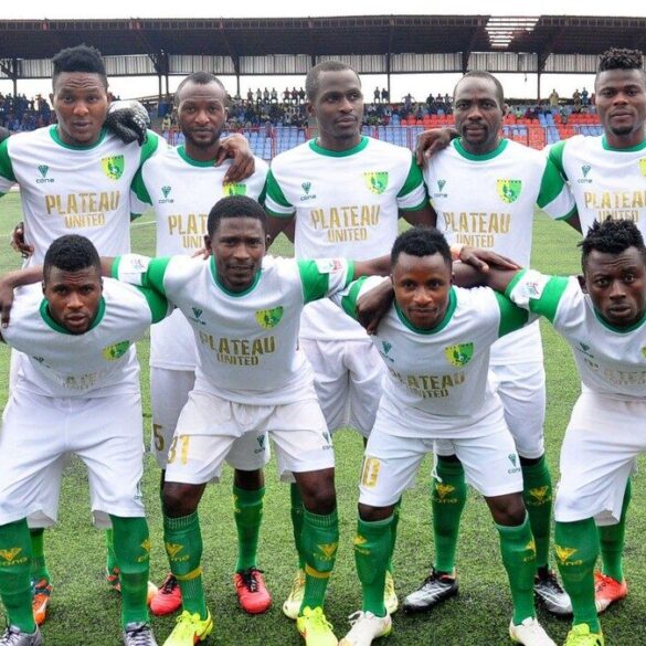 Les joueurs de Plateau United réunis avant un match