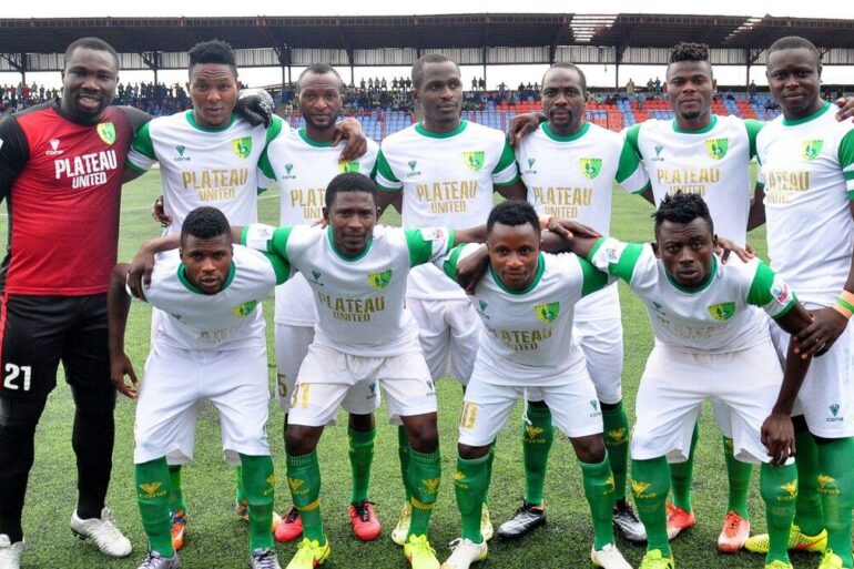 Les joueurs de Plateau United réunis avant un match