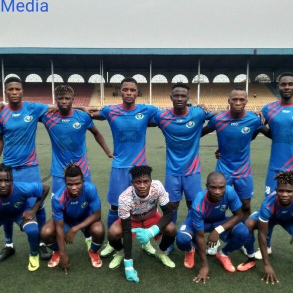 Les joueurs de Warri Wolves posent avant un match