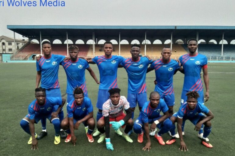 Les joueurs de Warri Wolves posent avant un match