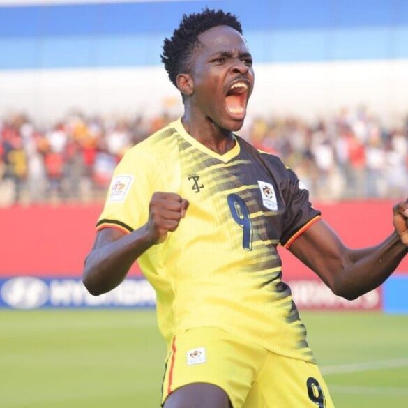 Joueur de l’Ouganda célébrant avec les Cranes