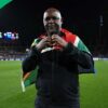 Pitso Mosimane avec un drapeau sud-africain