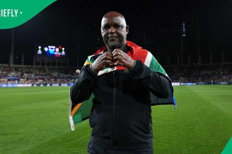 Pitso Mosimane avec un drapeau sud-africain