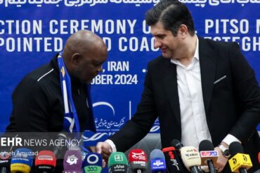 Pitso Mosimane pendant une conférence de presse