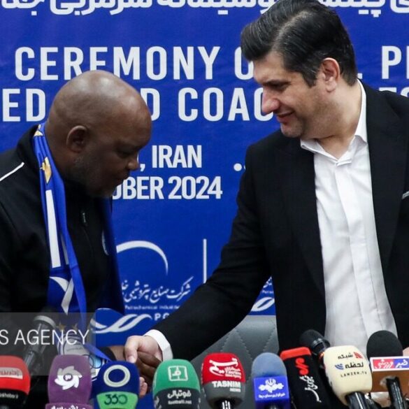 Pitso Mosimane pendant une conférence de presse