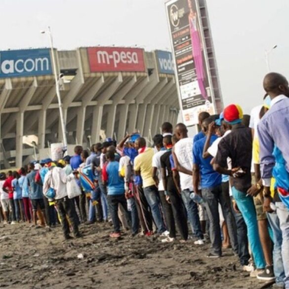 Longue file de supporters devant le stade des Martyrs à Kinshasa