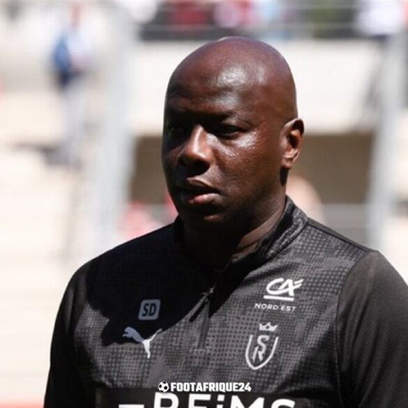Samba Diawara quitte le Stade de Reims pour poursuivre sa carrière au sein de l’encadrement du football marocain.