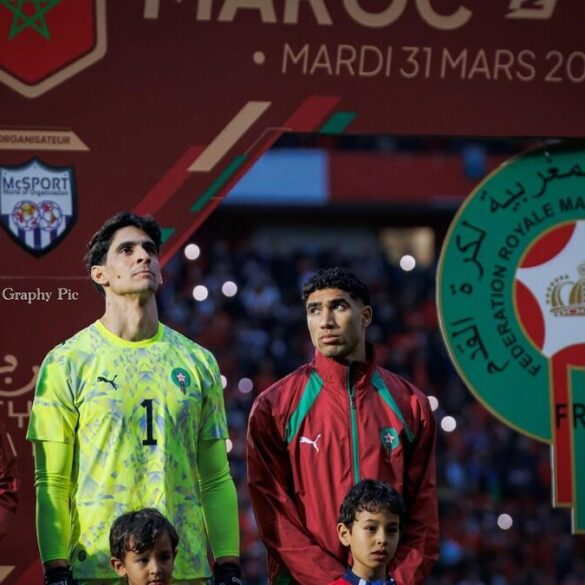 Achraf Hakimi avec Yassine Bounou et Neil El Aynaoui avant un match du Maroc