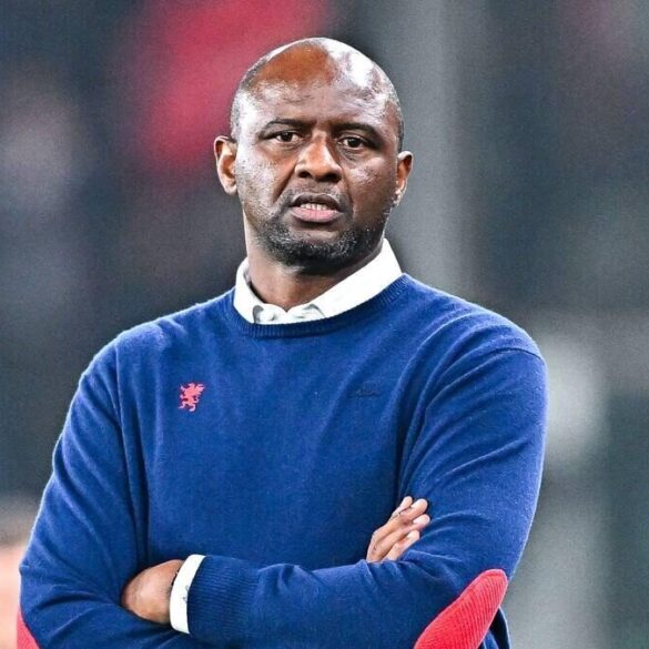 Patrick Vieira sur un banc de touche