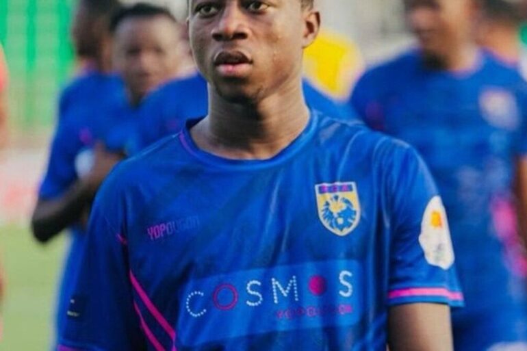 Souleymane Coulibaly avec le maillot bleu du Racing Club d’Abidjan