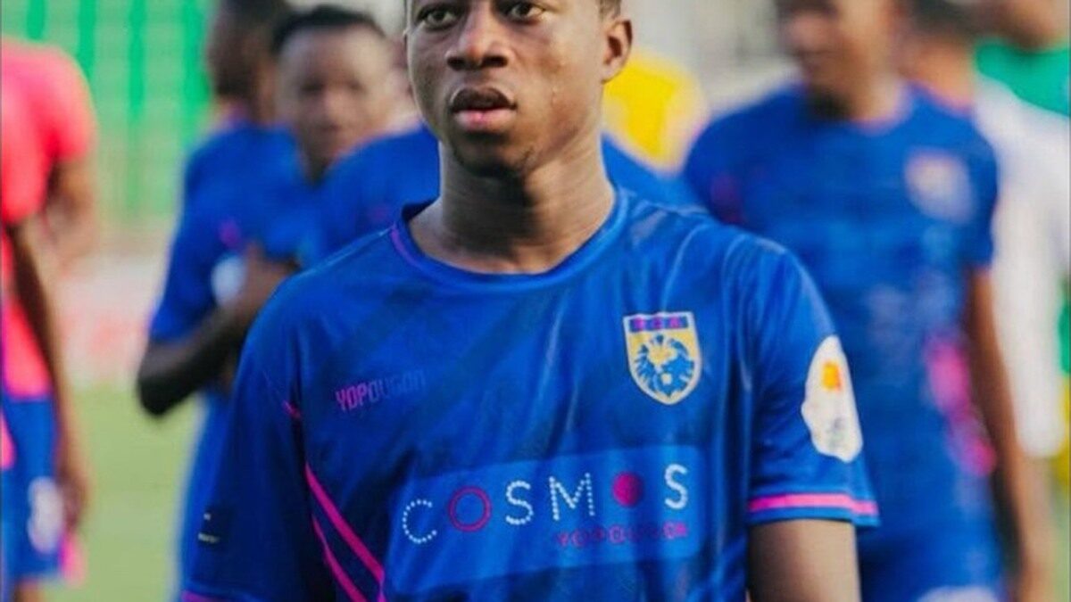 Souleymane Coulibaly avec le maillot bleu du Racing Club d’Abidjan