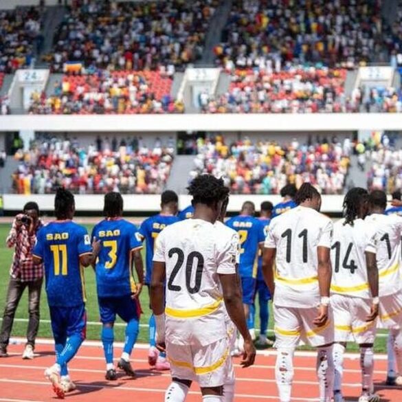 Joueurs de l’équipe nationale du Tchad entrant sur la pelouse avant un match international