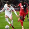 Un joueur tunisien au duel avec un joueur ougandais lors d’un match international