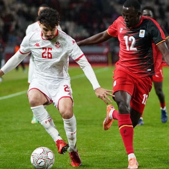 Un joueur tunisien au duel avec un joueur ougandais lors d’un match international
