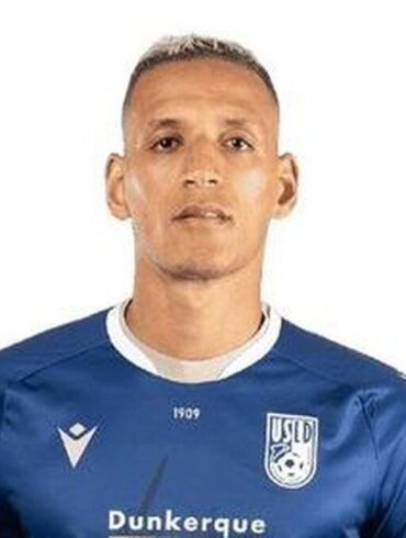 Portrait du footballeur marocain Yacine Bammou en tenue de Dunkerque