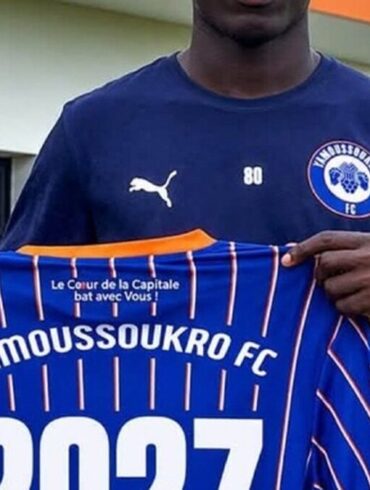 Christian Akala tenant un maillot de Yamoussoukro FC marqué 2027
