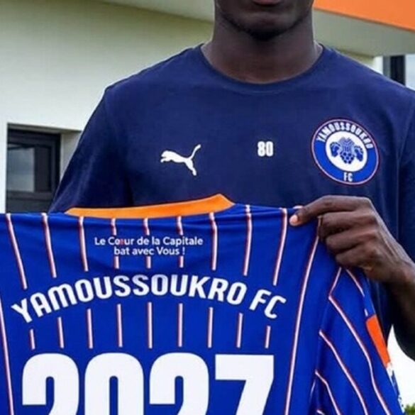 Christian Akala tenant un maillot de Yamoussoukro FC marqué 2027
