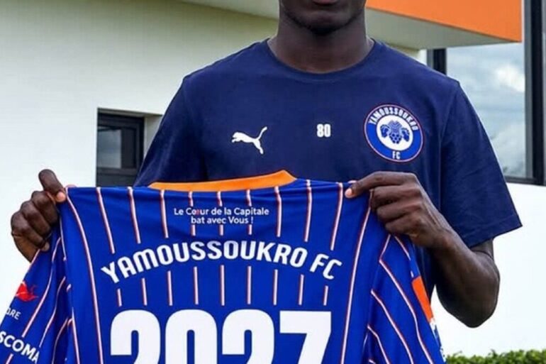 Christian Akala tenant un maillot de Yamoussoukro FC marqué 2027