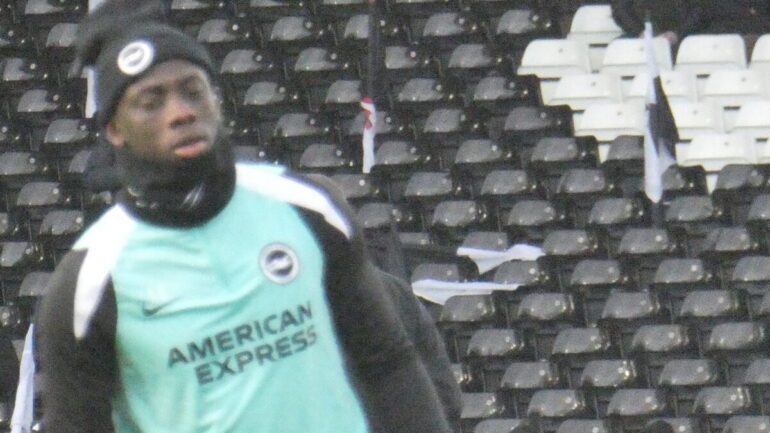 Yankuba Minteh répond à Liverpool : « Je suis à Brighton »