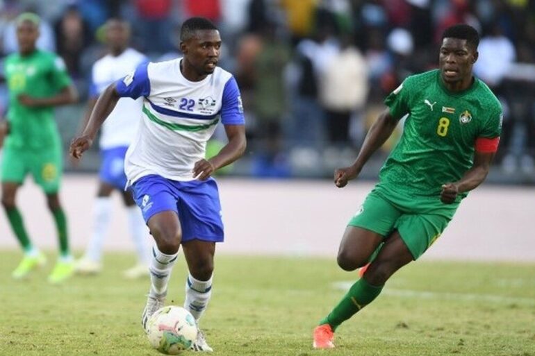Joueurs du Zimbabwe et de la Sierra Leone en action.