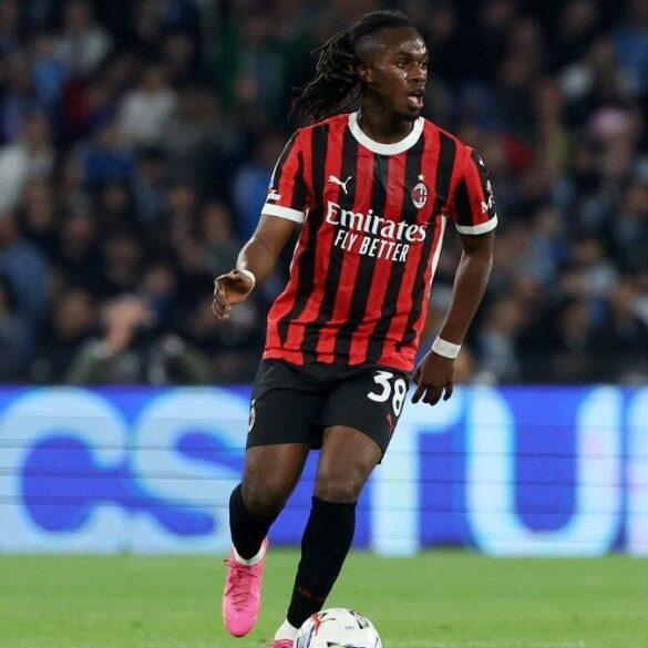 Warren Bondo en maillot rouge et noir de l’AC Milan lors d’un match européen